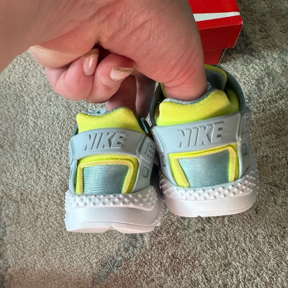 NWB Nike Huarache Sneakers 7c - Picture 7 of 12